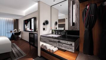 Superior Double Room Single Use, Non Smoking, Courtyard View | Bathroom
