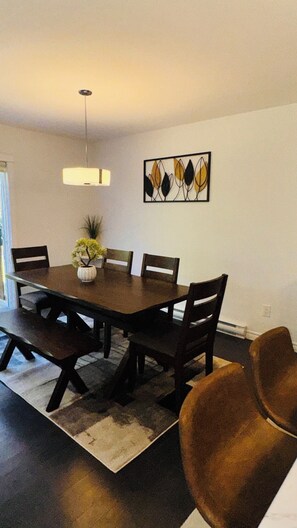 Dining - Modern Spacious 3 bedrooms plus 2.5 bath in Dieppe (Dieppe)