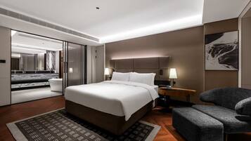 Suite Business, 1 cama de matrimonio, bañera de hidromasaje, vistas a la ciudad | Ropa de cama de alta calidad y minibar con artículos gratuitos