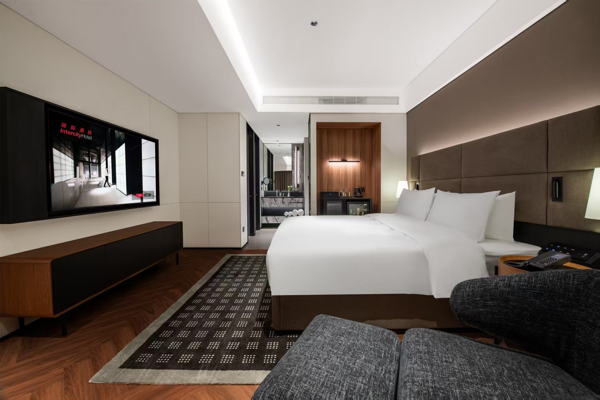 Free minibar, desk, laptop workspace, blackout curtains