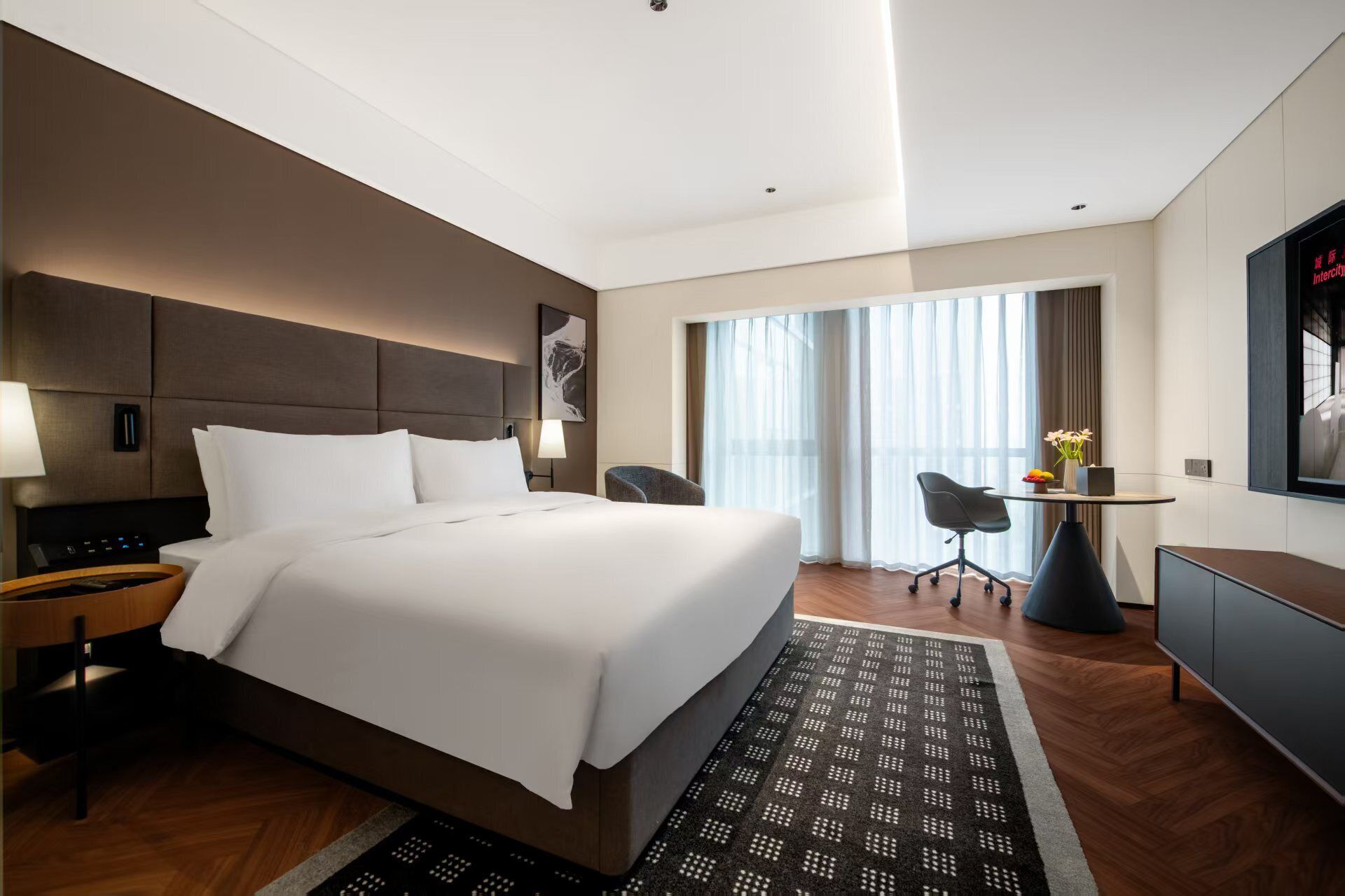 Superior eenpersoonskamer, 1 queensize bed, schoonmaakservice, uitzicht op stad | Een bureau, een laptopwerkplek, verduisterende gordijnen