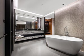 Business suite, niet-roken, schoonmaakservice | Badkamer | Een aparte badkuip en douche, gratis toiletartikelen, een haardroger