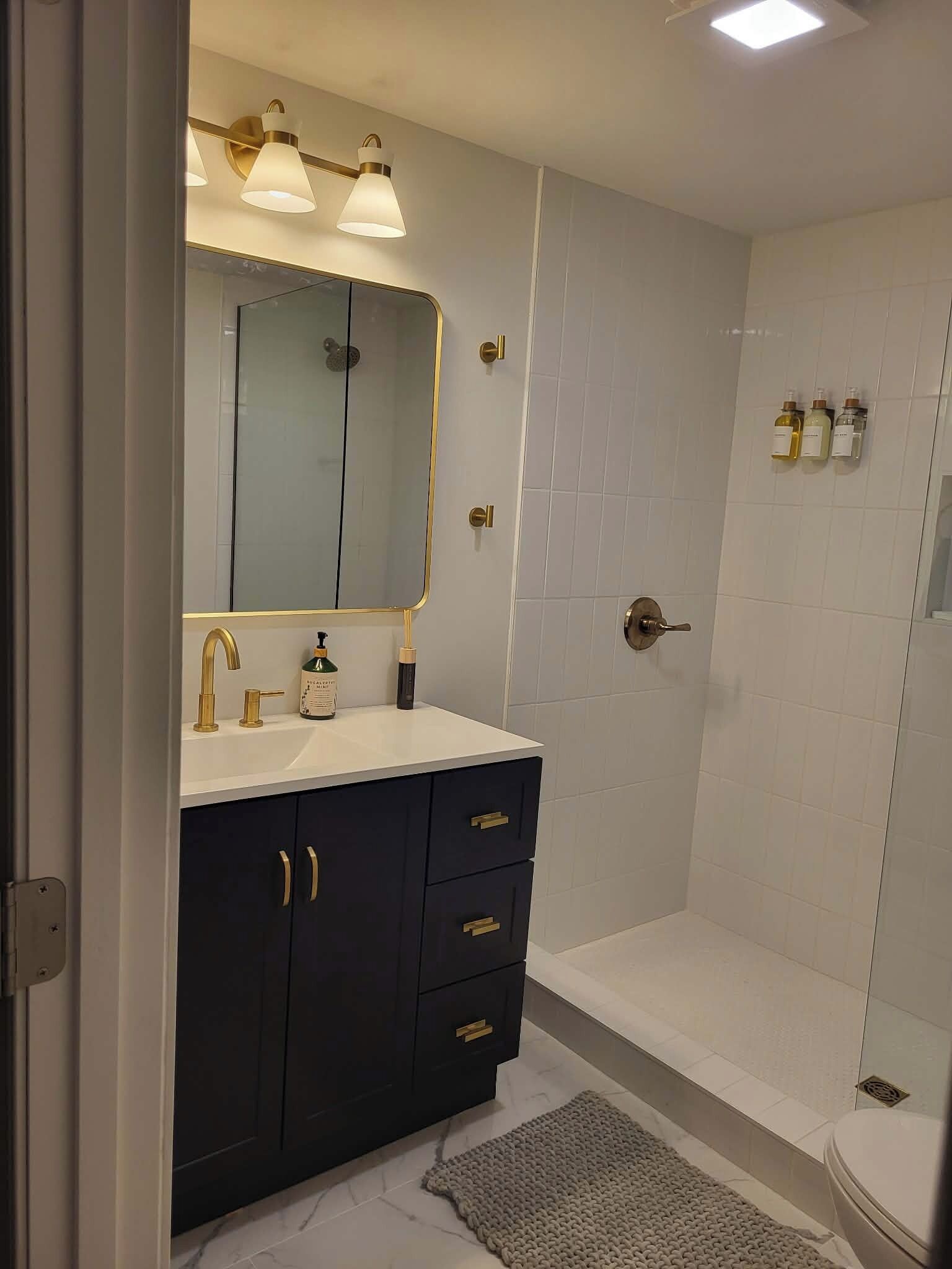 Douche, sèche-cheveux, serviettes fournies, savon