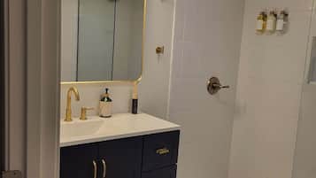 Douche, sèche-cheveux, serviettes fournies, savon