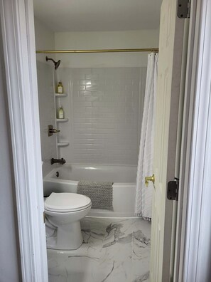 Shower, hair dryer, towels, soap - The Mint Julep! 3BD 2BA Next to Brewery (Henderson)