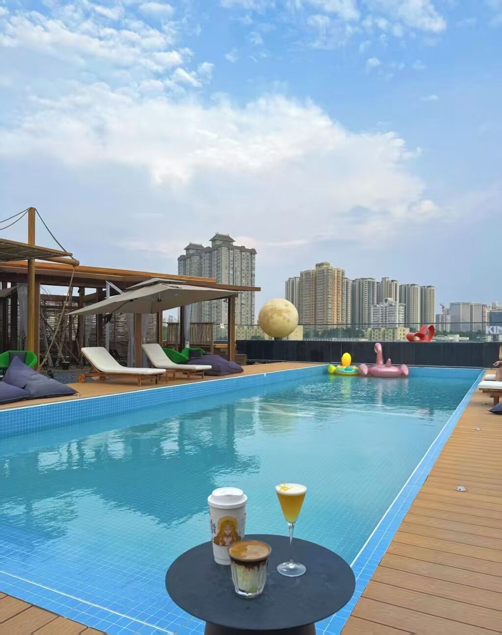 Una piscina al aire libre