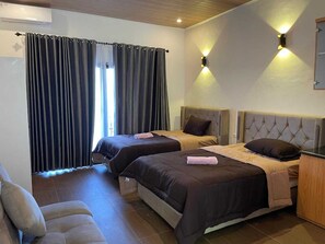 Habitación Deluxe con 2 camas individuales, patio, vista a la montaña | Escritorio y wifi gratis 