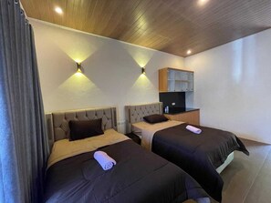 Deluxe Twin kamer, patio, uitzicht op bergen | Een bureau, gratis wifi