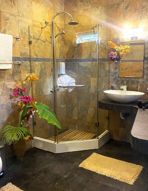 House, 5 Bedrooms | Bathroom