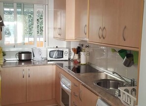 Kühlschrank, Mikrowelle, Wasserkocher mit Kaffee-/Teezubehör