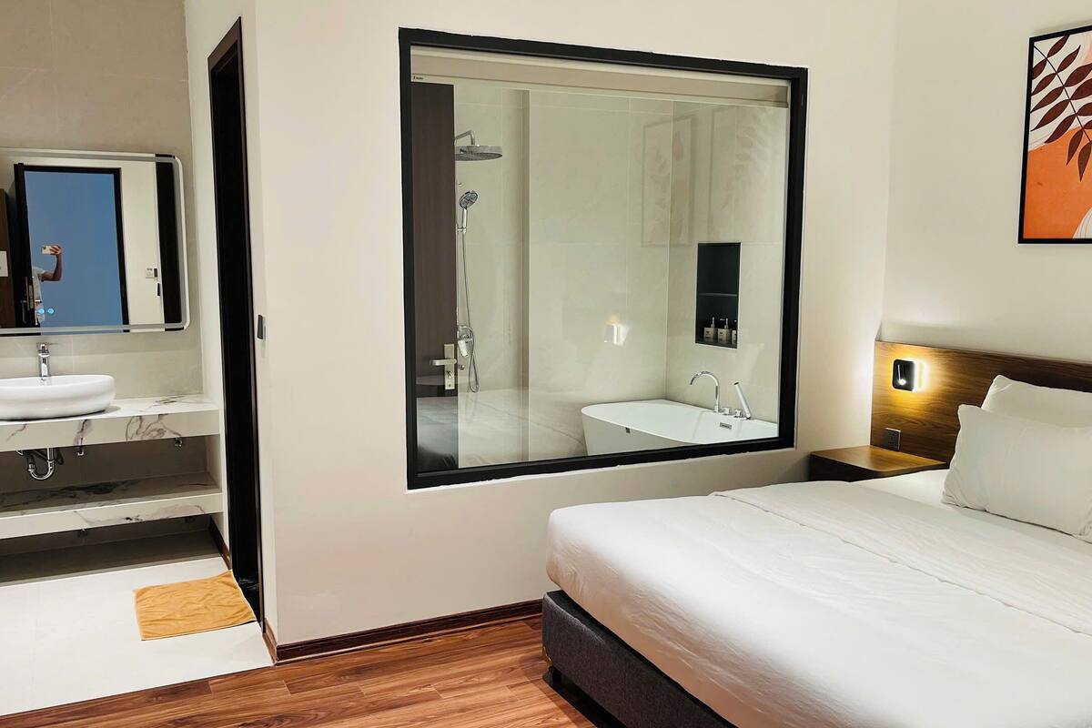 Artículos del minibar gratis, wifi gratis y ropa de cama 