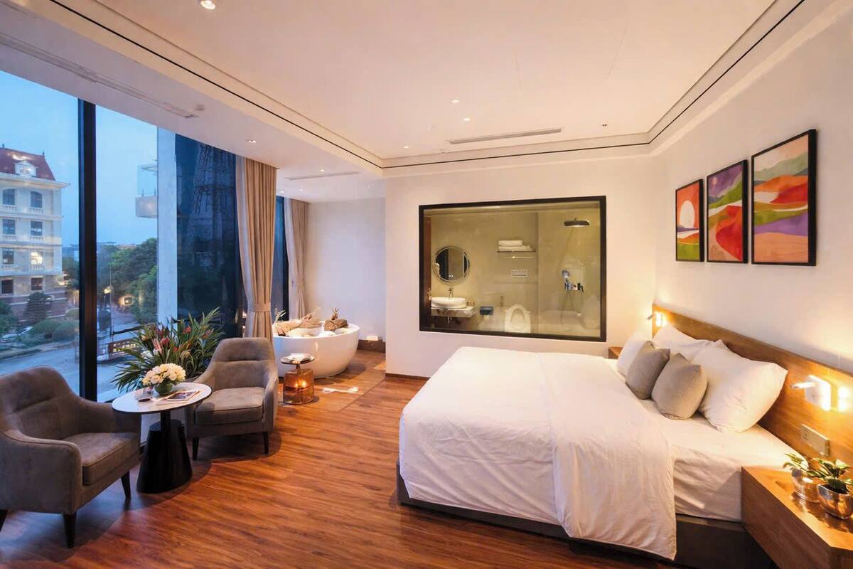 Artículos del minibar gratis, wifi gratis y ropa de cama 