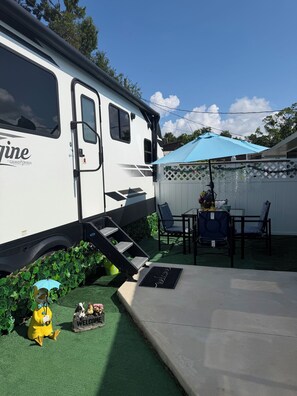 Outdoor dining - Vrbo Property (Tampa)