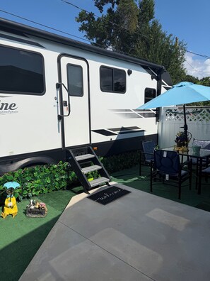 Outdoor dining - Vrbo Property (Tampa)