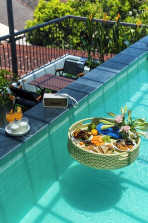 Una piscina al aire libre