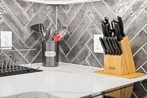 Eine Küchenarbeitsplatte mit einem Utensilienhalter und einem Messerblock.
