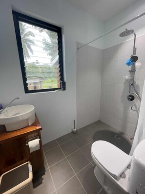 Dusche, Haartrockner, Handtücher, Toilettenpapier