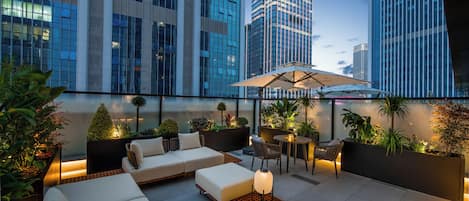 Chambre luxueuse double, vue sur la ville | Terrasse/patio