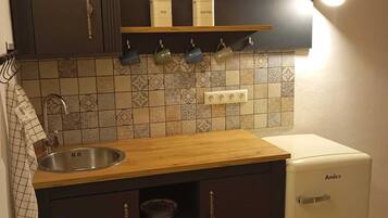 Secadora de cabello, toallas, jabón, papel de baño