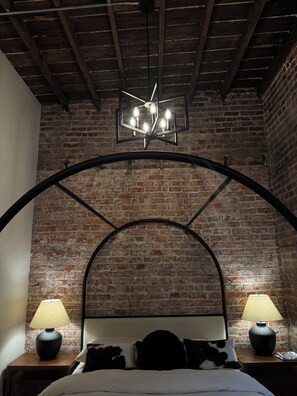 Iron/ironing board, WiFi, bed sheets - Omaha Luxury Brownstone! 1 King, 3 Queens with Garage! (Omaha)