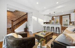 Living area - Omaha Luxury Brownstone! 1 King, 3 Queens with Garage! (Omaha)