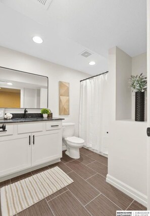 Hair dryer, bidet, towels, soap - Omaha Luxury Brownstone! 1 King, 3 Queens with Garage! (Omaha)