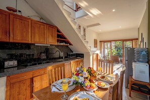 Villa - 2 soveværelser - privat pool - udsigt til pool | Privat køkken | Kaffe-/temaskine, brødrister, riskoger, fryser