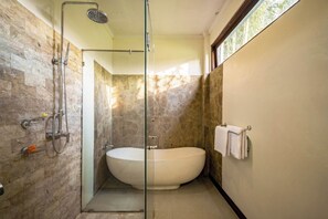 Vil·la, 2 dormitoris, piscina privada, vistes a la piscina | Bany | Barnussos i bidet 
