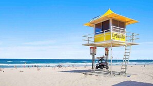 Una torre de salvavidas en una playa con cielo despejado.