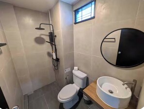 Ein Badezimmer mit Toilette, Bidet und Waschbecken.