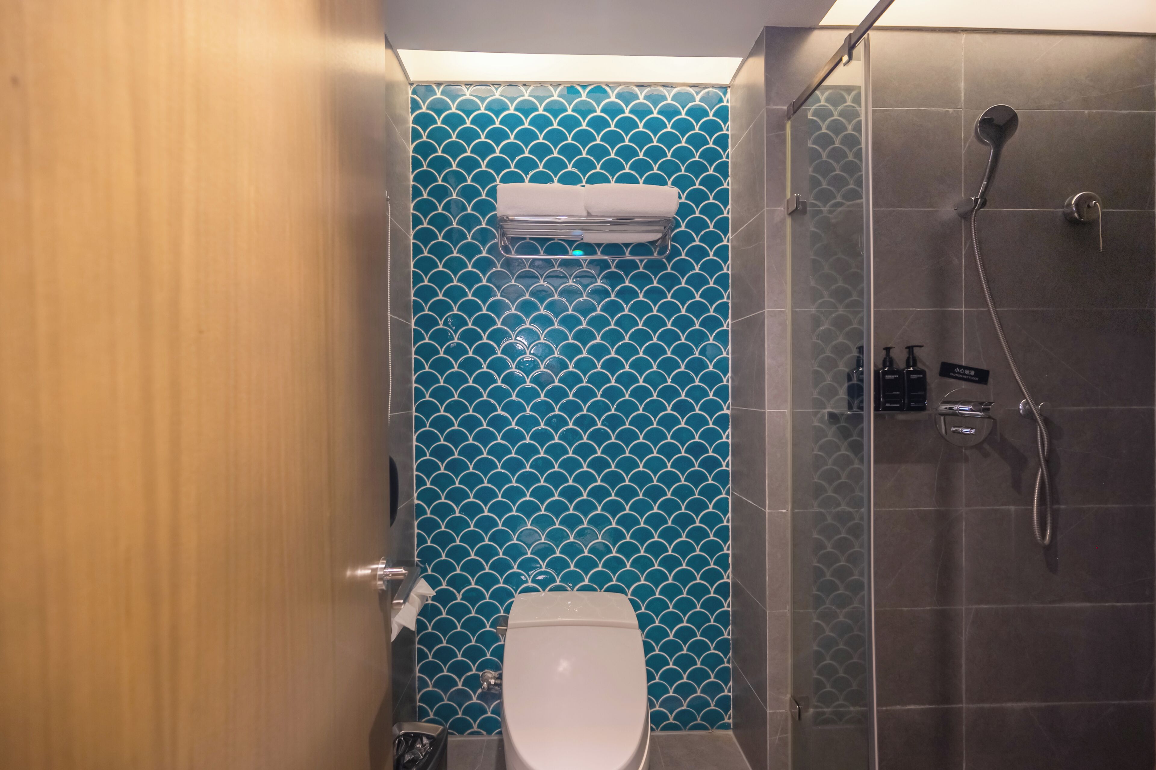 Quarto casal superior, 1 cama Queen, para não fumantes, ar-condicionado | Banheiro | Chuveiro, secador de cabelo, toalhas de banho, shampoo