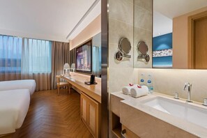 Superior Twin kamer, meerdere bedden, niet-roken, uitzicht op stad | Badkamer | Een douche, een haardroger, handdoeken, shampoo