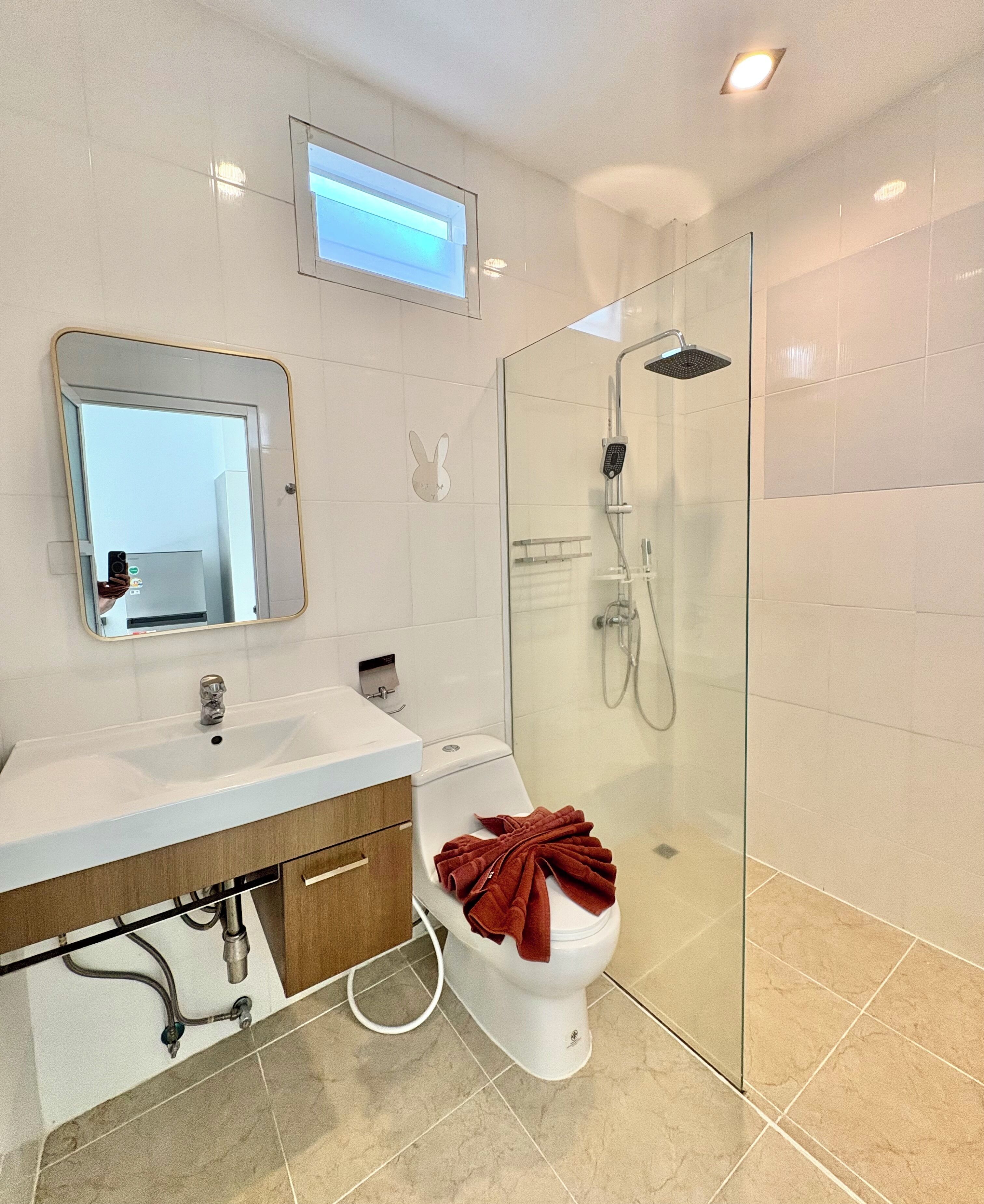 Standard Room, Balcony, Garden View | Bathroom | Shower, free toiletries, hair dryer, towels