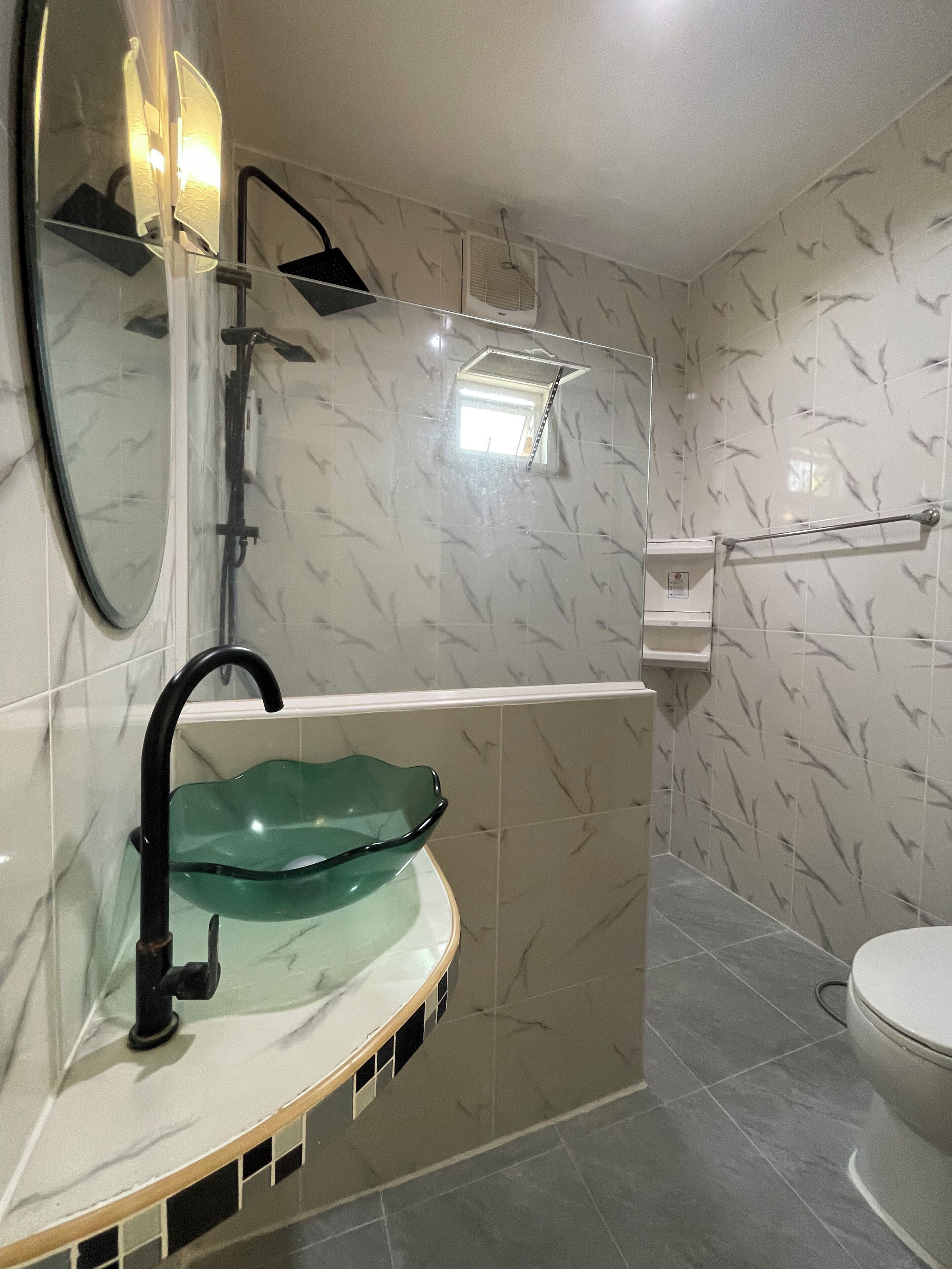 Two Bedroom Private Garden | Badkamer | Een douche, gratis toiletartikelen, een haardroger, handdoeken