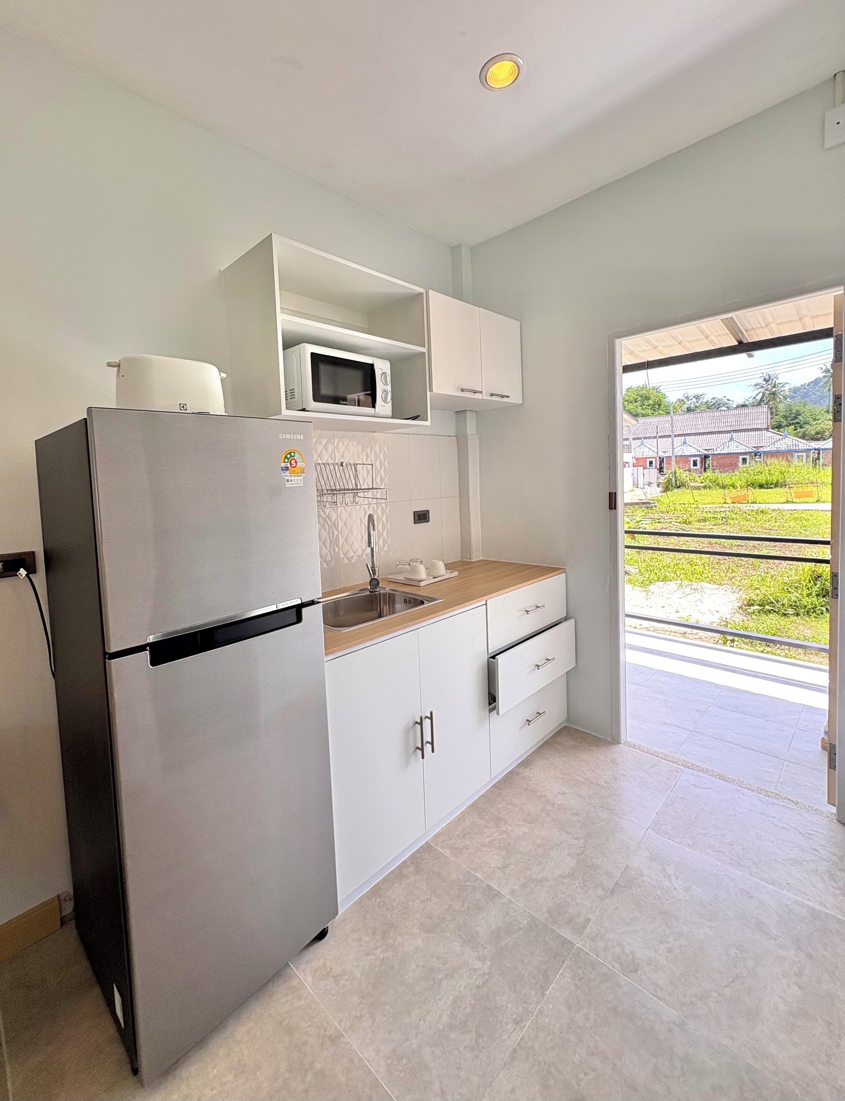 Horizon House | Private kitchenette | Fridge, microwave, electric kettle, cookware/dishes/utensils