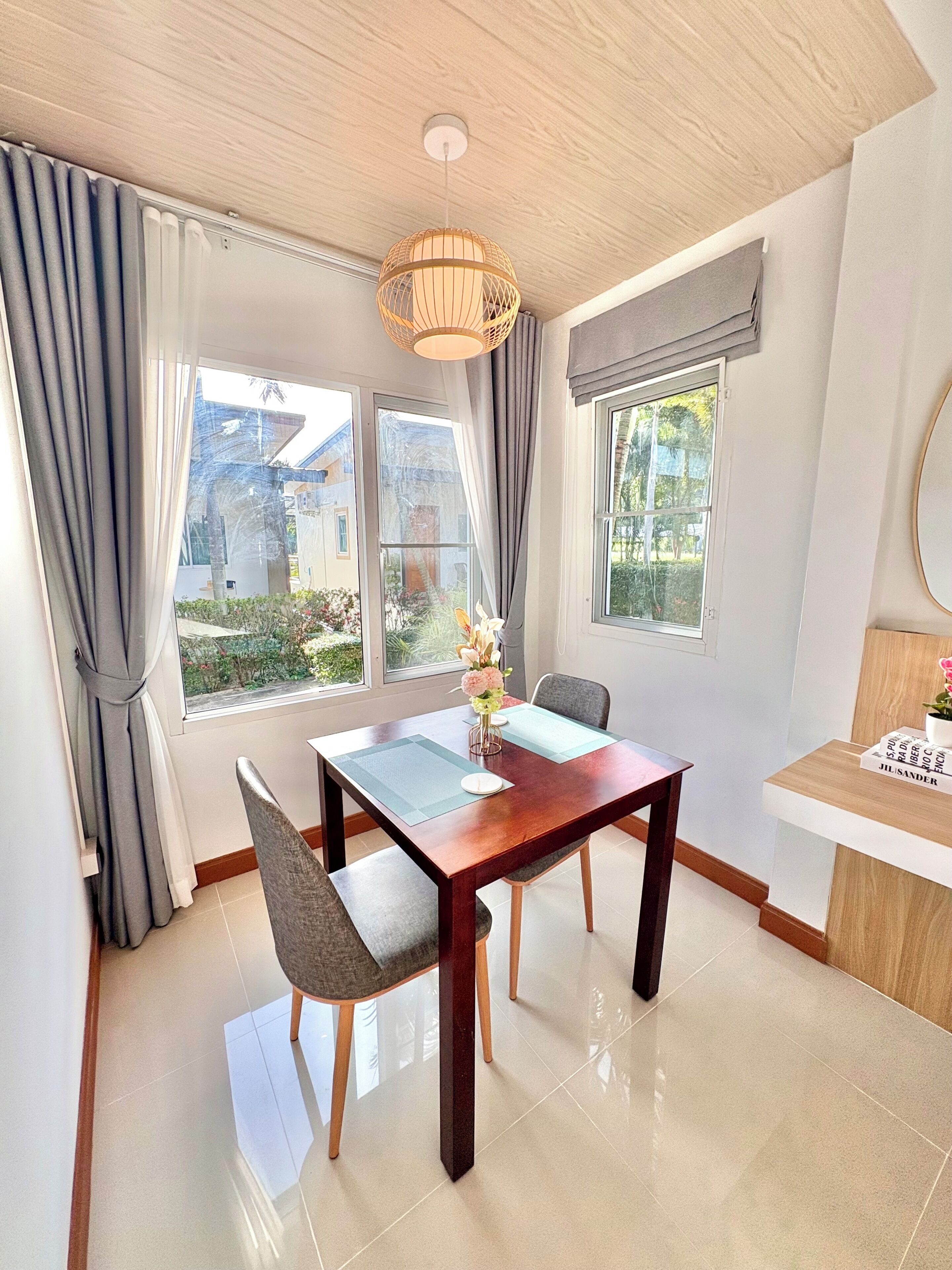 Standard Room, Balcony, Garden View | Dining