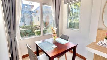 Standard Room, Balcony, Garden View | Dining