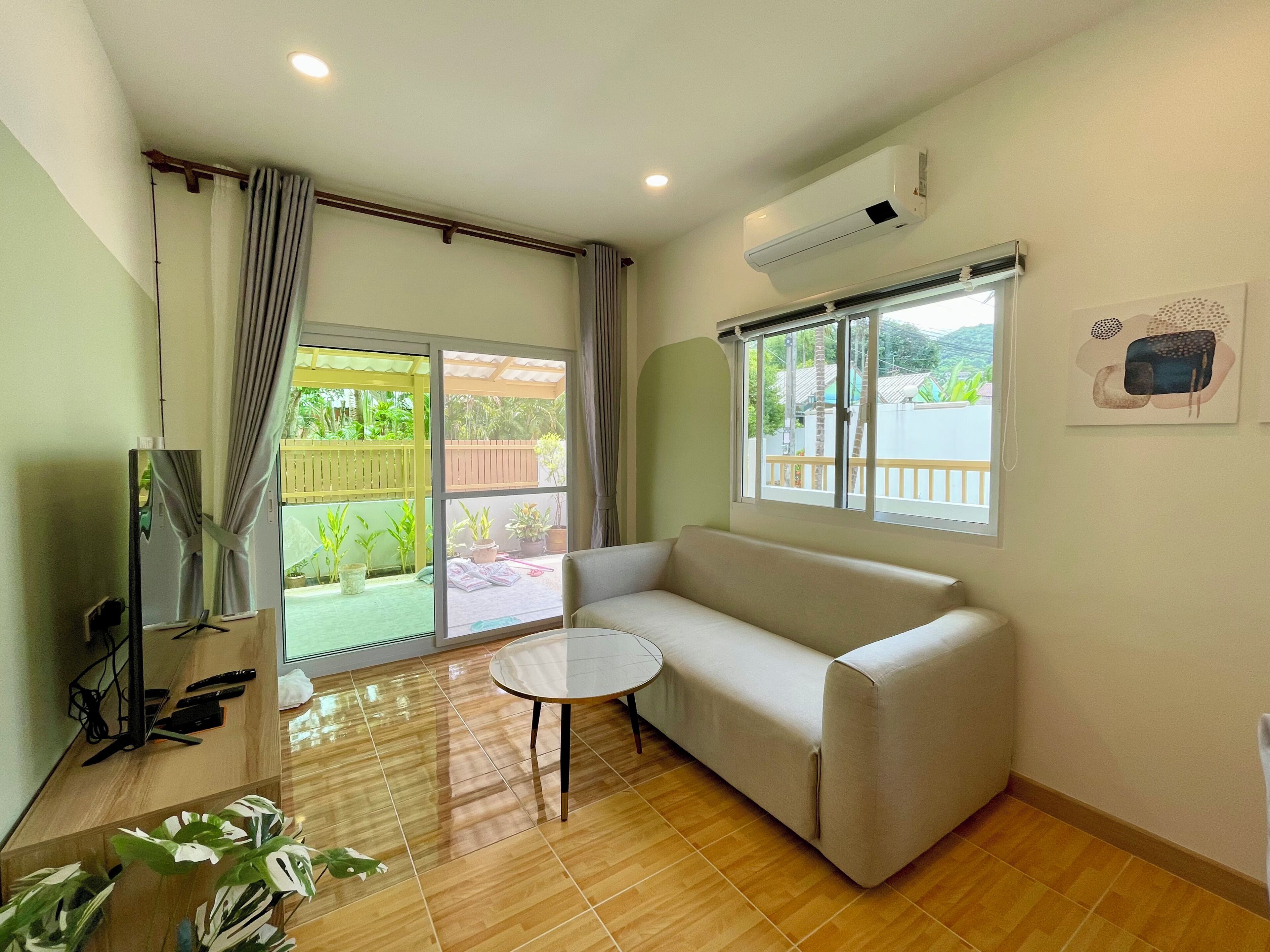 One Bedroom Private Garden | Area soggiorno | TV a schermo piatto 32 pollici con canali satellitari