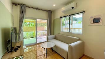 One Bedroom Private Garden | Area soggiorno | TV a schermo piatto 32 pollici con canali satellitari