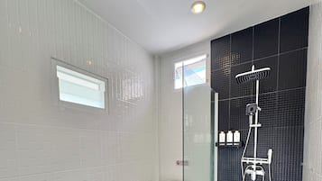 Horizon House | Bad | Dusj, toalettartikler (inkludert), hårføner og håndklær