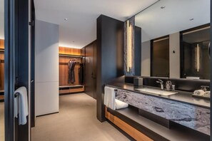 Buồng tắm vòi sen, đồ dùng nhà tắm miễn phí, máy sấy tóc 