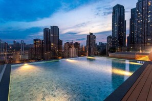 Seasonal outdoor pool, open 5:00 PM to 10:30 PM, pool umbrellas - Chongqing Intercity Hotel Jiefangbei  (Chongqing)