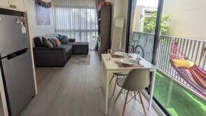 Leilighet, 1 soverom, tilgjengelighetstilpasset, balkong | Oppholdsområde | Bøker