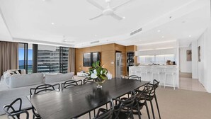 Un salon moderne comprenant un coin repas, une cuisine et un balcon avec vue.