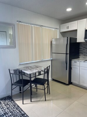 Private kitchen - Delightful 1-bedroom studio with AC in pompano Beach (Pompano Beach)