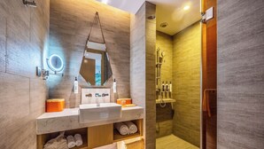 Une salle de bain moderne avec un lavabo en marbre, un miroir, une douche et un meuble-lavabo en bois.
