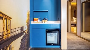 Une petite cuisine équipée comprenant un réfrigérateur, un évier et un petit plan de travail.
