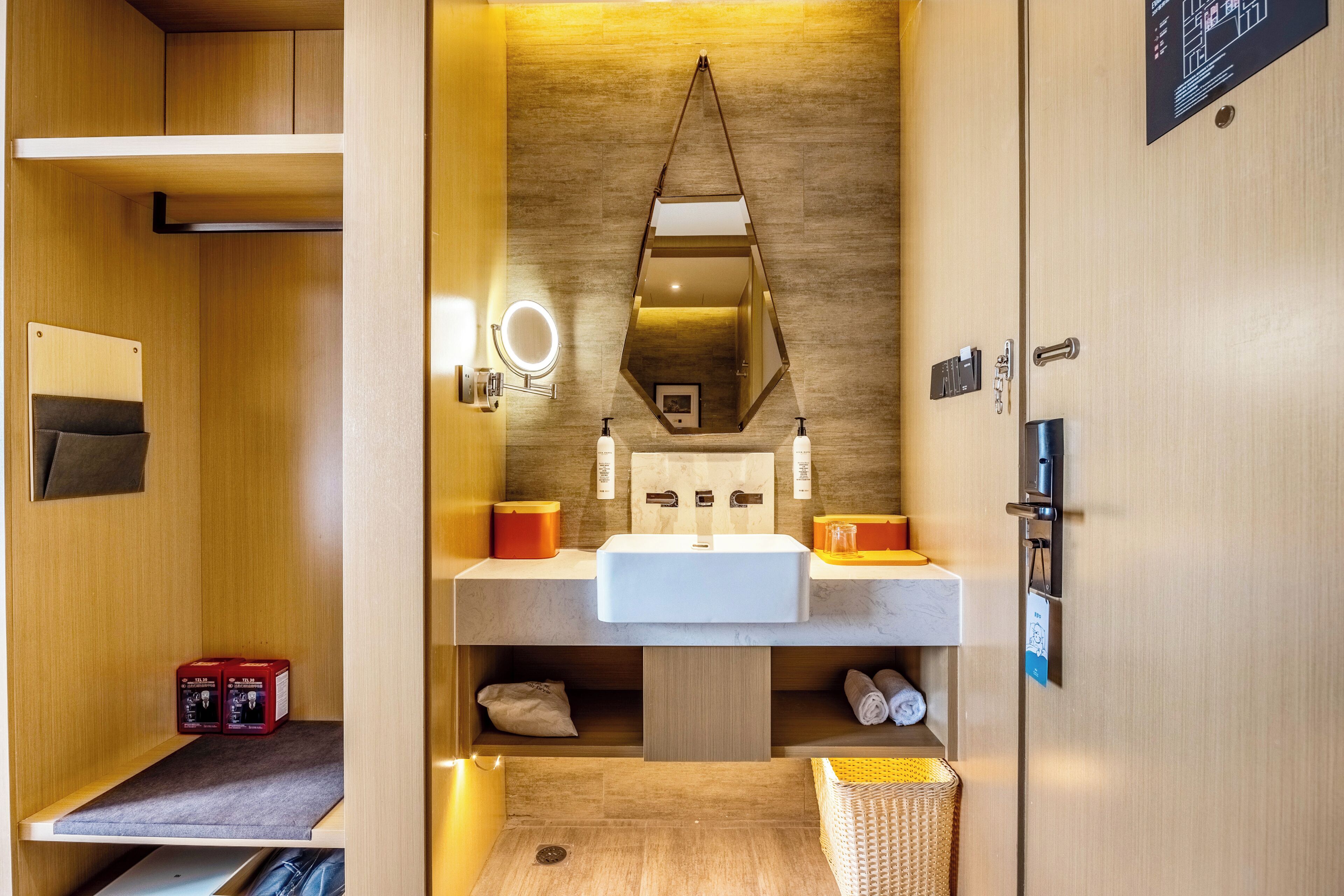 Basic Double Room, City View | Bathroom | Shower, hair dryer, slippers, towels