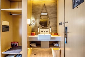 Chambre Double, vue ville | Salle de bain | Douche, sĂšche-cheveux, chaussons, serviettes fournies