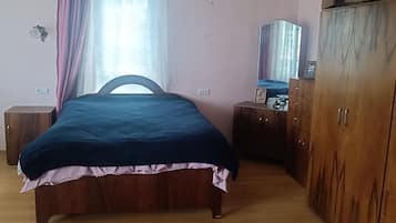 3 bedrooms, desk, iron/ironing board, free WiFi